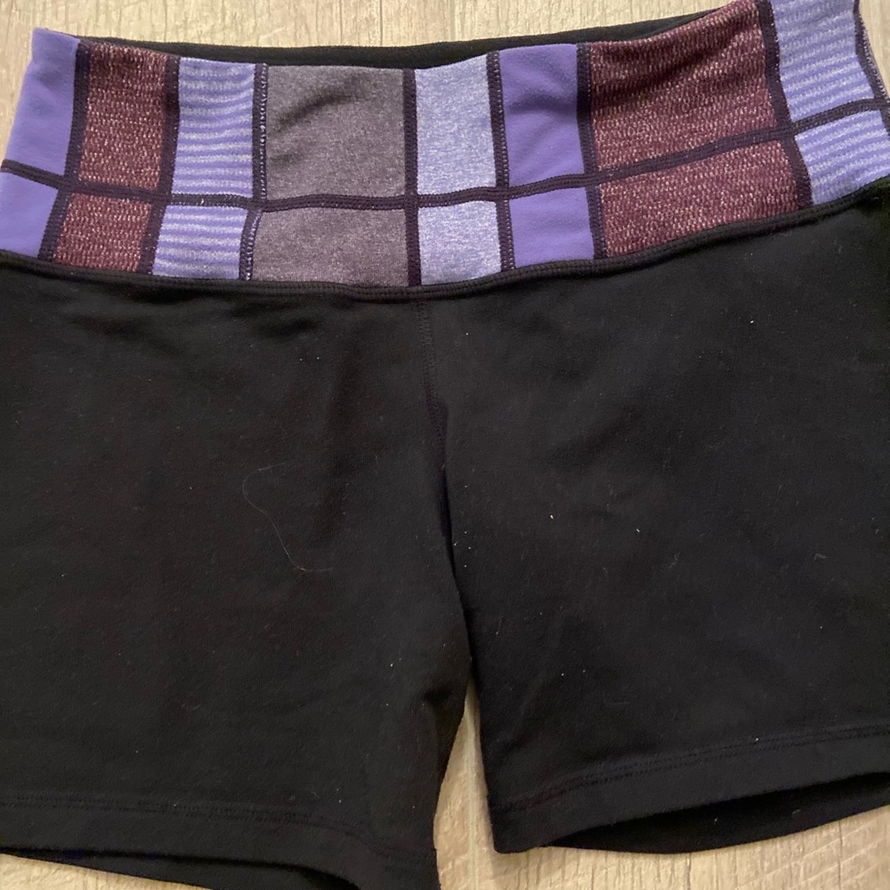 Lululemon Reverse Groove Short, Size 4 - Picture 2 of 9
